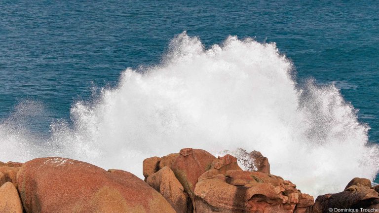 Vague sur les rochers