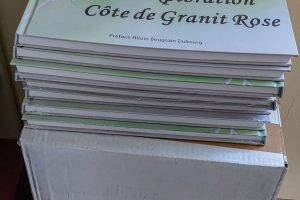 Pile de livres : Exploration Côte de Granit Rose