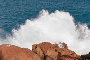 Vague sur les rochers